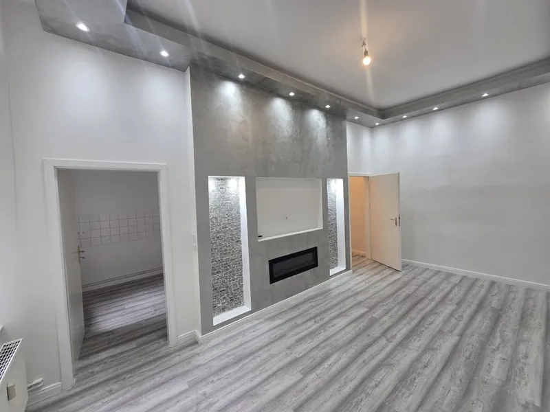 BITTE KEINE ANRUFE! Modernisierte Altbauwohnung mit Elektrokamin+Blick in den ruhigen, begrünten Hof — photo 1